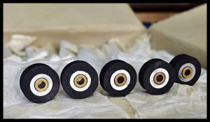 Přítlačná kladka (magnetofon) nová - Gummi Andruckrollen Rubber Pinch Roller NOS - 25 x 9 x 5mm (Tesla, Akai, Pioneer, Revox nutné upravy ...)