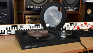 Gramofon TESLA NC 500 náhradní díly motor M 307 subtalíř s ložiskem hlavní talíř šasí nožičky (178699)